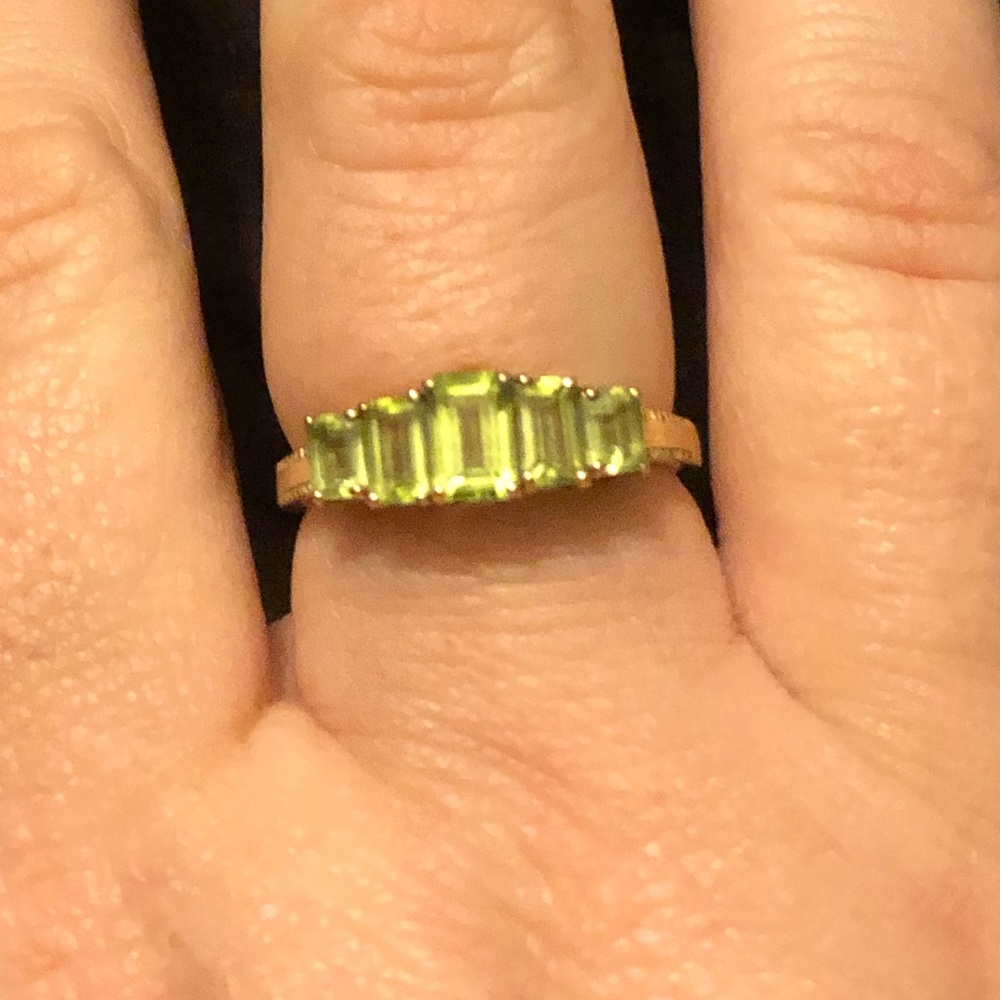 10k yellow gold ring with peridot